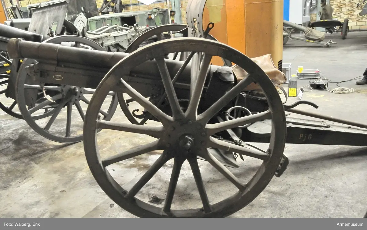 Kanon m/1902. System Krupp. Kaliber: 75 mm. Tillv. nr: 6. Eldrörets yttre längd med bakstycke: 2250 mm. Träekerhjul, hjuldiameter 1300 mm. Helsvanslavett. Största skottvidd: 10000 m. Eldrörets vikt med mekanism: 341 kg. Märkt: Fried Krupp 1903 Essen. Eldröret märkt med Konung Oscar II:s namnchiffer.

Tillbehör: 2 st riktkäppar, 1 st borstviskarstång.