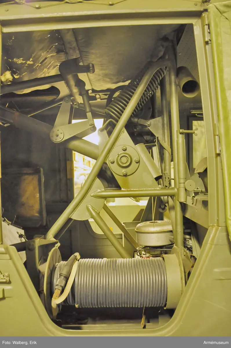 Fabrikat; typ och modell: Volvo L 3314 A PU/1966. 
Utrustad med utskjutningsanordningar och hållare för styrutrustning till RBS 52. Se tekniska data, Motorfordonsbok. 

Följande tillbehör påträffades 1991-03-01:
- Beskrivning del 1 + tillägg t pvrbtgb 9032;
- Motorfordonsbok 
- Batteri 12 V 57AH, M2672-101010;
- Domkraft 0, 6T Spec; M6296-013010;
- Dragtapp F7050-633601;
- Dunkslang 20 M1760-800510;;               
- Etui för glödlampor;
- Glödlampor 5 st 
- Glödlampa M2731-106412;
- Glödlampa M2731-262845; 
- Säkring M2486-840766; 
- Säkring M2486-840079; 
- Fettspruta 400 cc M6458-018010; 
- Huggyxa M6311-003000; 
- Hylsgrepp 19,5-21 F7050-210107 ; 
- Vridpinne F7050-210082; 
- Hänglås 40 mm M1671-004010; 
- Lysplatta 3 st M2760-001010; 
- Reservhjul 8.90 - 16; M1638-403610;
- Däck 8.90 -16/4T;
- Slang 8.90 - 16 ;
- Skivhjul 1696;
- Sladdlampa 10 M;
- Fodral;
- Glödlampa;
- Röd kåpa ;
- Teckenvisare;
- Verktygsväska;
- Isolerband;
- Huggmejsel;
- Kryssvinkelmejsel;
- Krysspårmejsel 1x7x150;
- Nyckel;
- Skiftnyckel nr 70;
- Skiftnyckel nr 31;
- Tappnyckel 13,4;
- Brännartång 200;
- Kombtång 175 mm 
- Penhammare 0,5 kg; M6210-005000;
- Dunk 20 L;
- Snöskyffel;
- Robotkabel;
- Styrkabel