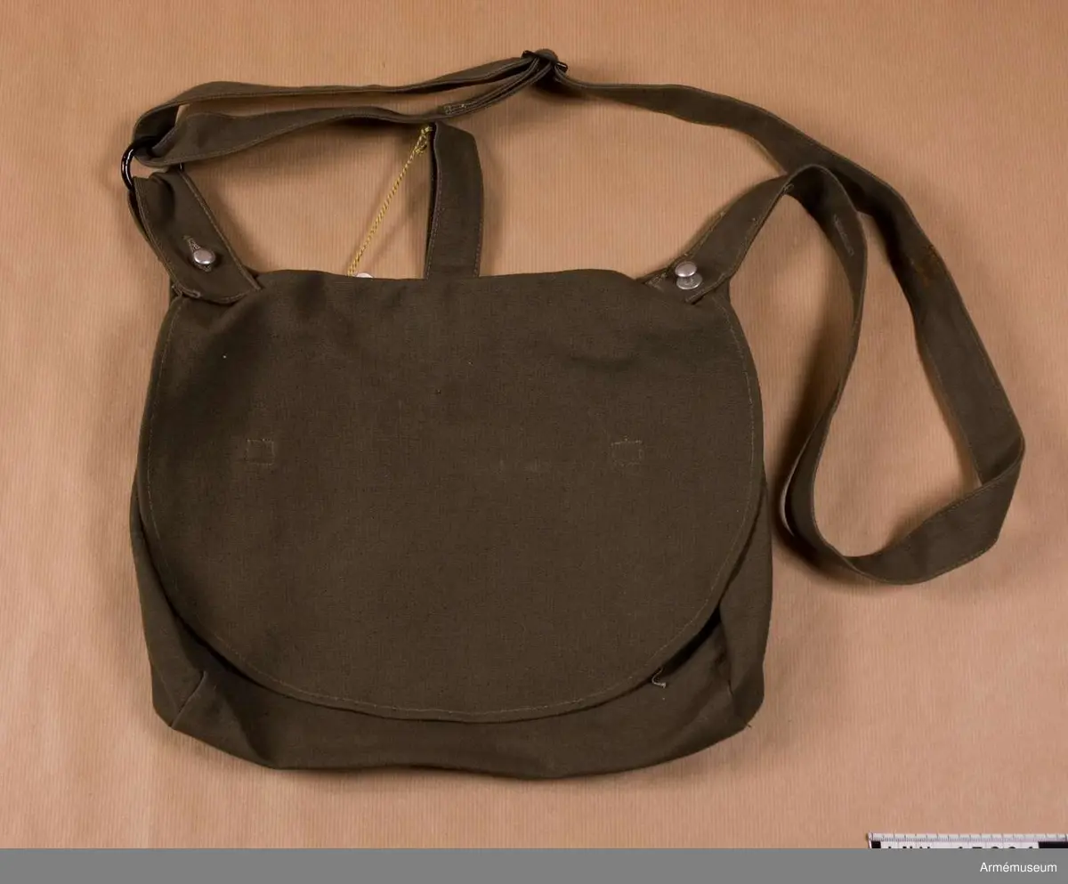 Grupp C II. 

Mattornister m/1939 med rem, för Finlandsfrivilliga. Bestående av mattornister (brödväskan) svensk modell år 1939 av grågrönt tyg med lock, som stänges inuti med 2 knappar av aluminium. 

Väskan har axelband och tre remhylsor av samma tyg. På baksidan av väskans lock finns en  svensk stämpel: krona och det står: "I.11.K" (infanteriregemente nr 11, Karlskrona), "1939".