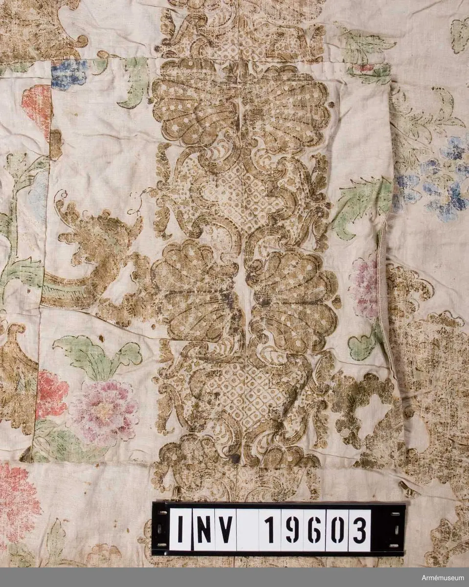 Tältvägg med utsida i linne och blommig insida. Mönstret tyder på 1700-tal och rokoko. Slingrande naturmotiv med blommor och frukter med ornamentik i ett ramverk av koraller och musslor. Pastell i rosa, pärlgrå och blågröna toner. 
Det Posseska tältet har troligen bestått av såväl ytter- som innertält. Antagligen var det Posseska tältet regementschefens bostad vid Axvalla hed under 1800-talets början. Omkretsen har troligen uppgått till 33 m.