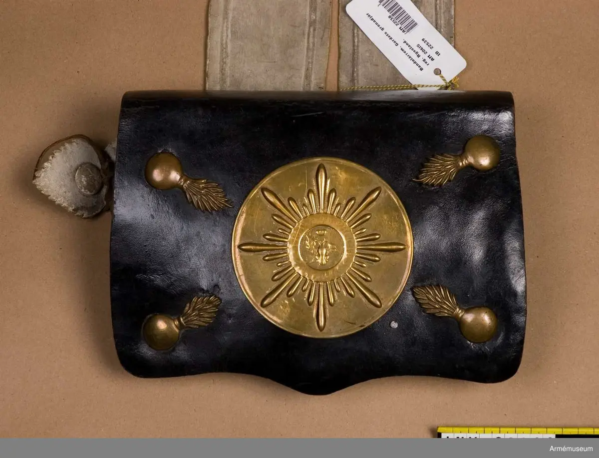 För Gardets grenadjärer vid Gardets infanteri, Ryssland. 1802.
LOCK av tjockt, svart lackerat läder, fastsytt vid väskan. På locket en rund mässingsbricka med ingraverat S:t Andreas- stjärna (kännetecken på Gardets trupper). På stjärnan står Gardets paroll på ryska, se bil.; på sv. "för tro och trohet". I stjärnans mitt en dubbelörn. På väskans fyra hörn flammande granater av mässing. Öglor på baksidan av väskan är stuckna genom hål i locket och fastknutna vid det samma med en smal rem. Fastsytt runt lockets ytterkant en järntråd klädd m läder.
VÄSKA av tjockt, svart, lackerat läder. läder. Ett tunnare läderlock betecker den. På framsidan en  liten läderficka med läderlock. Fastsydda på siforna av väskans baksida två korta remmar. På väskans nedre del två spännen. Läderbiten av vitt läder med vilken patronväskan sammankopplas med sabelremmen. Läderlappen fastsydd högra baksidan till väskan. Patronväskan rymmer 30 patroner.