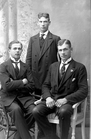 Enligt fotografens journal Lyckorna 1909-1918: "Johansson, Johannes, Anfasteröd, Ljungskile".