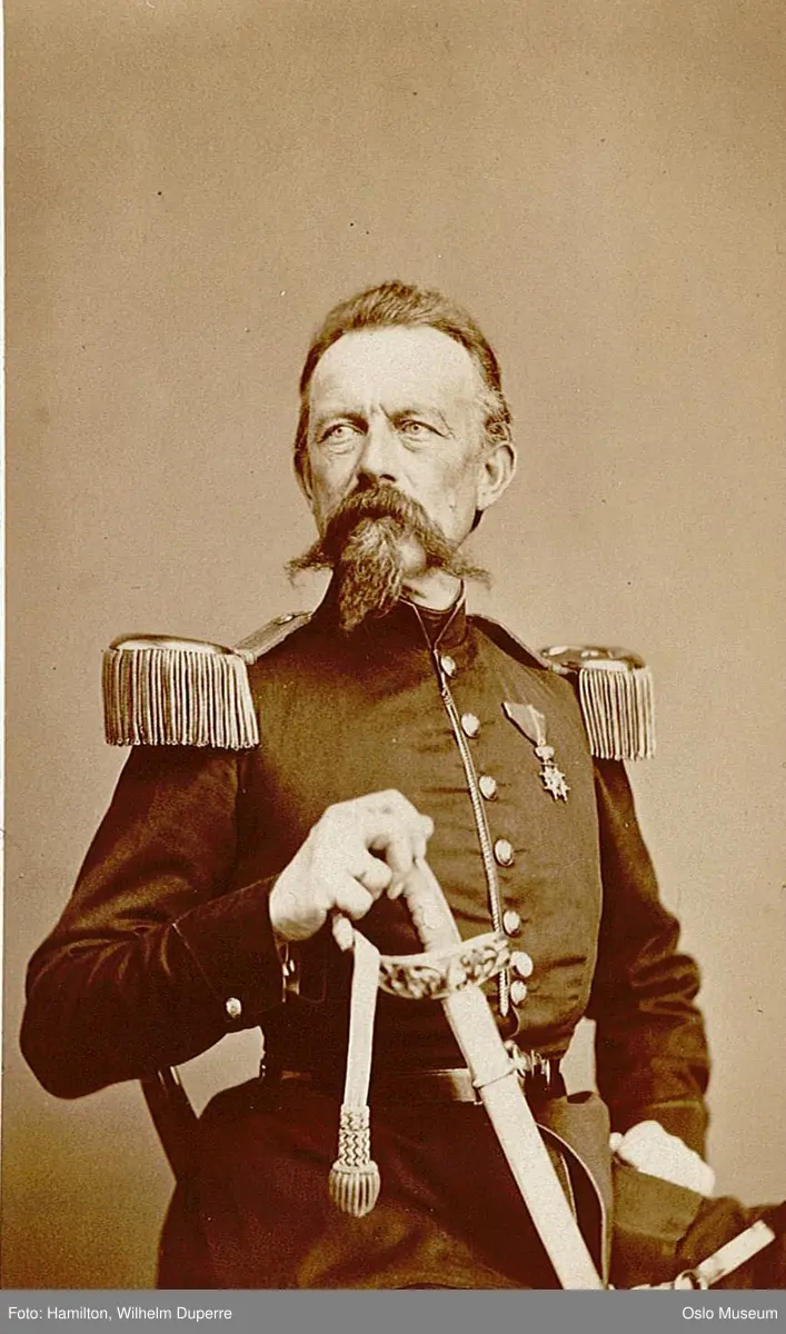 portrett, mann, oberstløytnant, depotsjef, uniform, epåletter, sittende halvfigur