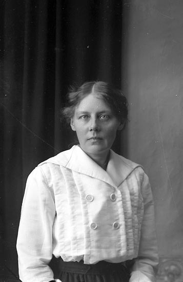 Enligt fotografens journal Lyckorna 1909-1918: "Maria Abrahamsson, Lintulla Lyckorna".