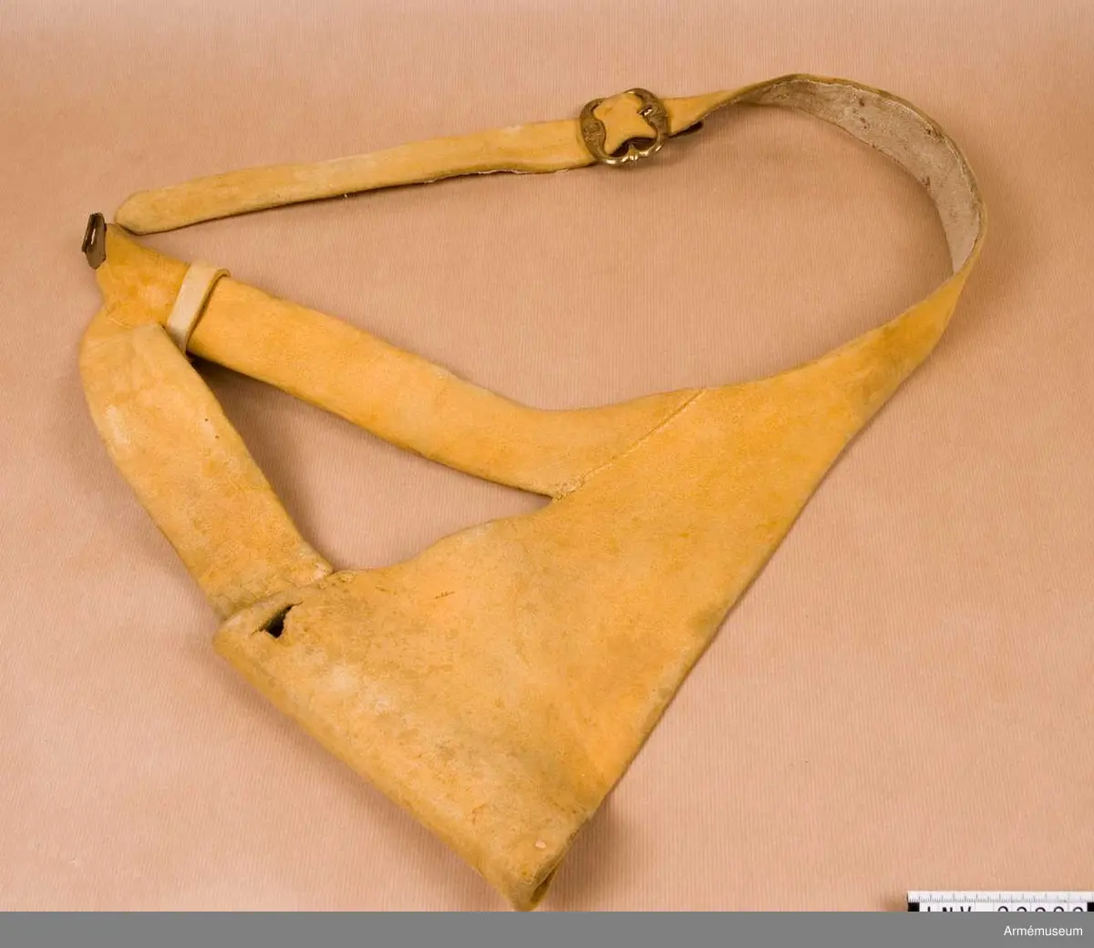 Livgehäng tillverkat av sämskad renhud, fodrat med linne.