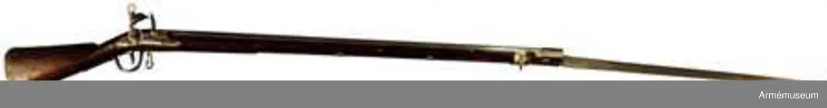 Grupp E II.
Fransk typ.
Stämplarna är inte reproducerade. Frånsett anordningen för bajonett är vapnet fullkomligt likt musköt m/1690 (AM 4074). Nominalkaliber: 20,04 mm. Verklig kaliber: 19,85 mm. Loppets relativa längd: 54 kal.

PIPAN Kammarstycket 28,2 cm långt, baktill åttkantigt, framtill  på en längd av 2,1 cm sextonkantigt, längst fram begränsat av två insvarvade ränder. 3,55 cm framför det sistnämnda går ett  par liknande ränder kring det runda, långa fältet och 0,4 cm  längs fram åter ett par. Knappformigt korn 2,25 bakom mynningen lågt ståndsikte längs fram på svansskruvsstjärten. 4,8 cm bakom mynningen går en skarpkantig, 0,4 cm bred och 0,3 cm hög pip ring kring pipan. På kammarstycket finns till H ett inslaget bakvänt P eller  möjligen ett d, upptill kronstämpel och 3, till V en stämpel med  monogram av B och L, på undersidan ett inhugget P och ett A. Tre häften. Korsskruven går nedifrån.

LÅSET liknar fullkomligt 1690 års (AM 4074). Kullrigt bleck, varhake, läppskruven med ring, vars diameter är omkring 2 cm. Pannstjärten är kort, eldstålsfjäderns bukt går framför främre låsskruvens ände hanhalsen är baktill flat, eldstålsfjäderns skruv går utifrån och i stället för pannskruv finns en nit. På bleckets utsida ett inslaget S.

STOCK av svart björk. Plan kolvrygg, avrundad häl, kräva. I piprännans botten är P A inhugget. På kolvens högra sida 12. Framstocken slutar 5,1 cm bakom mynningen. 

JärnplåtsBESLAG består av en bakplåt, som är fäst med stift, stor varbygel, som baktill hålles fast av två stift,framtill av korsskruven, kort, med två stift fäst avtryckarebleck, S-formigt sidbleck, två släta mellanrörkor, 3 cm brett  krävbeslag och 1,7 cm brett näsbleck. Varbygelns bakre arm har en stämpel med A och M i monogram och den korta främre är längst fram utbildad till en ögla för den bakre rembygeln. Den främre, U-formiga rembygelns skruv genom kräva och  krävbeslaget.

LADDSTOCK av trä har på smaländen ett 5,8 cm långt järnbeslag med gängat hål för kratsen. Låset är tillverkat av bössmeden Pieter Starbhus i Stockholm.
