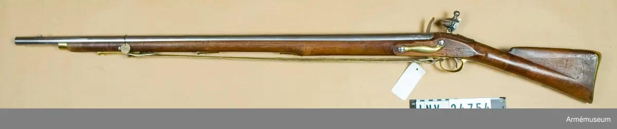 Stocken märkt 1832. Varför det kan antagas att vapnet hör till det parti engelska vapen som moderniserats vid denna tidpunkt för svenskt bruk. På svansstjärten en krönt 4:a.