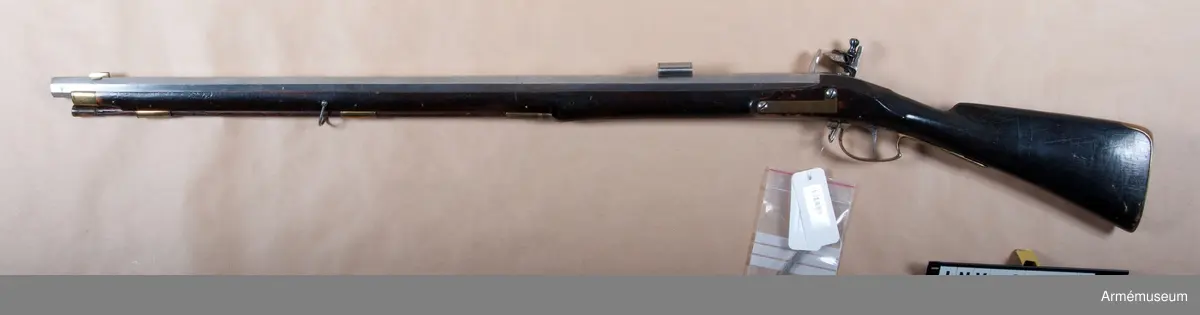 Studsare med flintlås.
Nominal kaliber 16 mm. Verklig kaliber 15,9 mm. 

Pipan är åttkantig. Avsedd för sabelbajonett. Tjockleken är vid bakänden 3,2 cm, vid mynningen 2,4 cm. Loppet är snarast åttkantigt med de runda räfflorna anbringade i vinklarna mellan åttkantens sidor. Dylik räffling är mycket vanlig på svenska lodbössor. 
Ett 2,4 cm långt mässingskorn är inlaxat i pipan 4,3 cm bakom mynningen. Laxfoten är 1,1 cm lång. Siktet är inlaxat omkring 15 cm framför pipans bakände. Det är av svensk lodbössemodell och består av en 1,8 cm lång järnränna, som sitter på laxfot. Avståndet mellan rännans väggar är 1,1 cm. mellan väggarna är den av en bit blyplåt bestående siktbalen inpassad. Hela siktet skyddas av en påskjuten, 3,9 cm lång järnhylsa,"solsike".  
Baktill på pipans översida finnes en kronstämpel. En 2 cm lång, smal, konisk, nedtill tillsluten holk sitter 13,5 cm bakom mynningen på pipans högra sida. OBS! Räfflorna är raka!

Låset påminner mycket om 1791 års infanterigevärslås. Det har dock studel och eldskärm. Blecket är platt och nedsänkt i jämnhöjd med stockens yta. Pannskruven går inifrån, eldstålsfjäderns skruv utifrån. Fängpannan har arm.

Stocken är svart, enkel och av björk. På kolvens högra sida finnes skjutlolck försedd kolvlåda, på samma sida finnes Krigskollegiums sigill i rött lack och en fastlistrad, sköldformig pappersbit med påskrift: "Studsare för Savolax fotjägare".

Beslagen är av mässding. bakplåten har bred, i tre kanter fasetterad flik, som skjuter in över kolvryggen. Två små, med låga, avrundade huvud försedda skruver fasthålla bakplåten. Varbyeln är baktill böjd i vinkel. Dess korta främre arm fasthålles av den nedifrån gående korsskruven. Den bakare varbygelarmen är fäst med en skruv.

Sidblecket är vinkelformigt, som på m/1791. De tre rörkorna är litet kupiga, släta och har förstärkt bak- och framkant. Den bakre, tresidiga rembygeln går genom ett hål i varbyelns främre arm bakom korsskruven. På en vid kolvhalsen fäst papperbit står "No. 26. Modell till Studsare för Savolax Fotjägre".

Laddstocken är av trä. Tjockänden är skodd med horn. På smaländen sitter ett långt, med gängat hål för kratsen I kolvlådan ligger en krats. Den har upptill en gängad tapp. Sedan får den formen av en ganska lång, omvänd kon, från vars smalände de två spiralformig krökta klorna utgå.