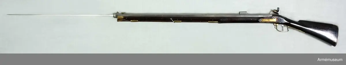 Studsare med flintlås.
Nominal kaliber 16 mm. Verklig kaliber 15,9 mm. 

Pipan är åttkantig. Avsedd för sabelbajonett. Tjockleken är vid bakänden 3,2 cm, vid mynningen 2,4 cm. Loppet är snarast åttkantigt med de runda räfflorna anbringade i vinklarna mellan åttkantens sidor. Dylik räffling är mycket vanlig på svenska lodbössor. 
Ett 2,4 cm långt mässingskorn är inlaxat i pipan 4,3 cm bakom mynningen. Laxfoten är 1,1 cm lång. Siktet är inlaxat omkring 15 cm framför pipans bakände. Det är av svensk lodbössemodell och består av en 1,8 cm lång järnränna, som sitter på laxfot. Avståndet mellan rännans väggar är 1,1 cm. mellan väggarna är den av en bit blyplåt bestående siktbalen inpassad. Hela siktet skyddas av en påskjuten, 3,9 cm lång järnhylsa,"solsike".  
Baktill på pipans översida finnes en kronstämpel. En 2 cm lång, smal, konisk, nedtill tillsluten holk sitter 13,5 cm bakom mynningen på pipans högra sida. OBS! Räfflorna är raka!

Låset påminner mycket om 1791 års infanterigevärslås. Det har dock studel och eldskärm. Blecket är platt och nedsänkt i jämnhöjd med stockens yta. Pannskruven går inifrån, eldstålsfjäderns skruv utifrån. Fängpannan har arm.

Stocken är svart, enkel och av björk. På kolvens högra sida finnes skjutlolck försedd kolvlåda, på samma sida finnes Krigskollegiums sigill i rött lack och en fastlistrad, sköldformig pappersbit med påskrift: "Studsare för Savolax fotjägare".

Beslagen är av mässding. bakplåten har bred, i tre kanter fasetterad flik, som skjuter in över kolvryggen. Två små, med låga, avrundade huvud försedda skruver fasthålla bakplåten. Varbyeln är baktill böjd i vinkel. Dess korta främre arm fasthålles av den nedifrån gående korsskruven. Den bakare varbygelarmen är fäst med en skruv.

Sidblecket är vinkelformigt, som på m/1791. De tre rörkorna är litet kupiga, släta och har förstärkt bak- och framkant. Den bakre, tresidiga rembygeln går genom ett hål i varbyelns främre arm bakom korsskruven. På en vid kolvhalsen fäst papperbit står "No. 26. Modell till Studsare för Savolax Fotjägre".

Laddstocken är av trä. Tjockänden är skodd med horn. På smaländen sitter ett långt, med gängat hål för kratsen I kolvlådan ligger en krats. Den har upptill en gängad tapp. Sedan får den formen av en ganska lång, omvänd kon, från vars smalände de två spiralformig krökta klorna utgå.