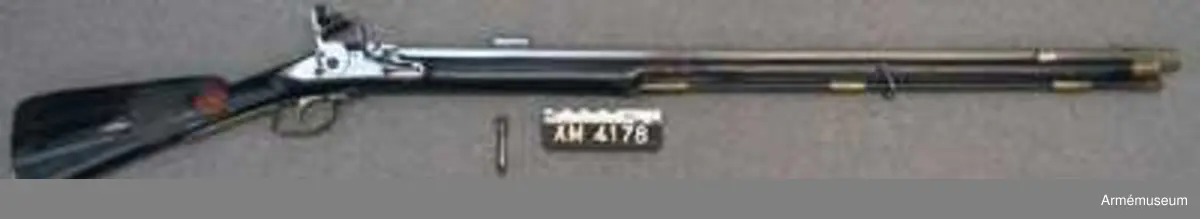 Studsare med flintlås.
Nominal kaliber 16 mm. Verklig kaliber 15,9 mm. 

Pipan är åttkantig. Avsedd för sabelbajonett. Tjockleken är vid bakänden 3,2 cm, vid mynningen 2,4 cm. Loppet är snarast åttkantigt med de runda räfflorna anbringade i vinklarna mellan åttkantens sidor. Dylik räffling är mycket vanlig på svenska lodbössor. 
Ett 2,4 cm långt mässingskorn är inlaxat i pipan 4,3 cm bakom mynningen. Laxfoten är 1,1 cm lång. Siktet är inlaxat omkring 15 cm framför pipans bakände. Det är av svensk lodbössemodell och består av en 1,8 cm lång järnränna, som sitter på laxfot. Avståndet mellan rännans väggar är 1,1 cm. mellan väggarna är den av en bit blyplåt bestående siktbalen inpassad. Hela siktet skyddas av en påskjuten, 3,9 cm lång järnhylsa,"solsike".  
Baktill på pipans översida finnes en kronstämpel. En 2 cm lång, smal, konisk, nedtill tillsluten holk sitter 13,5 cm bakom mynningen på pipans högra sida. OBS! Räfflorna är raka!

Låset påminner mycket om 1791 års infanterigevärslås. Det har dock studel och eldskärm. Blecket är platt och nedsänkt i jämnhöjd med stockens yta. Pannskruven går inifrån, eldstålsfjäderns skruv utifrån. Fängpannan har arm.

Stocken är svart, enkel och av björk. På kolvens högra sida finnes skjutlolck försedd kolvlåda, på samma sida finnes Krigskollegiums sigill i rött lack och en fastlistrad, sköldformig pappersbit med påskrift: "Studsare för Savolax fotjägare".

Beslagen är av mässding. bakplåten har bred, i tre kanter fasetterad flik, som skjuter in över kolvryggen. Två små, med låga, avrundade huvud försedda skruver fasthålla bakplåten. Varbyeln är baktill böjd i vinkel. Dess korta främre arm fasthålles av den nedifrån gående korsskruven. Den bakare varbygelarmen är fäst med en skruv.

Sidblecket är vinkelformigt, som på m/1791. De tre rörkorna är litet kupiga, släta och har förstärkt bak- och framkant. Den bakre, tresidiga rembygeln går genom ett hål i varbyelns främre arm bakom korsskruven. På en vid kolvhalsen fäst papperbit står "No. 26. Modell till Studsare för Savolax Fotjägre".

Laddstocken är av trä. Tjockänden är skodd med horn. På smaländen sitter ett långt, med gängat hål för kratsen I kolvlådan ligger en krats. Den har upptill en gängad tapp. Sedan får den formen av en ganska lång, omvänd kon, från vars smalände de två spiralformig krökta klorna utgå.