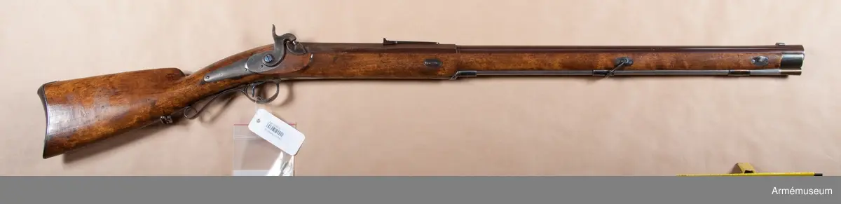 Kal. 19 mm. Studsare med slaglås. Pipans längd (med patentsvansskruven) 83 cm. Antal räfflor: 8 st. Räffelstigning: 3/4 varv på piplängden.
Med undantag av att pipan med svansjärnet äro brungjorda och att patensvansskruven är gråhärdad överenstämmer vapnet helt med studsaren m/1840, AM 24817. Baktill på pipans översida står krönt C (Carl Gustafs stads gevärsfaktori). På vänstra sidan är numret 3 och på undersidan är P, NMW, CGW, 2, och 1841 inslaget. 
Låset är gråhärdat. På låsbleckets utsida står krönt C och numret 3, på insidan IF, W och 1841. På låsets alla skruvar är siffran 3 inslagen. På stockens vänstra sida bakom sidblecket står 1841 och siffran 3.  
På sidbleckets insida står IF, på bakplåtens spets, på korsskruvens och på låsskruvarnas huvud är siffran 3 inslagen.

Tillverkningsnummer 3
