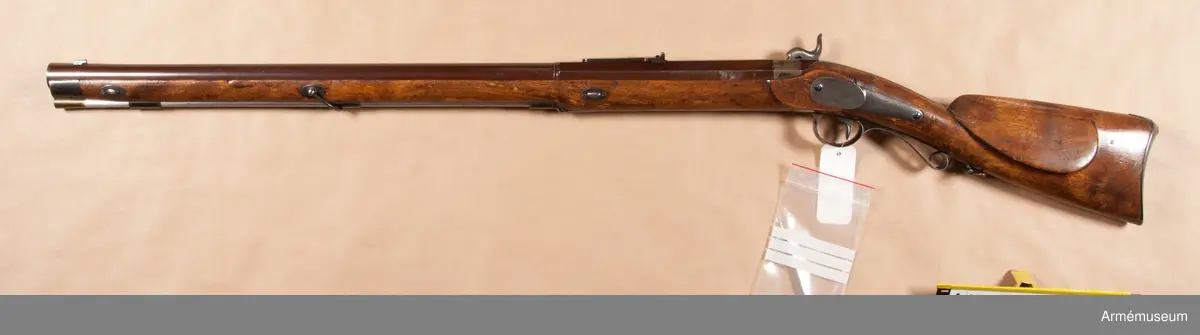 Kal. 19 mm. Studsare med slaglås. Pipans längd (med patentsvansskruven) 83 cm. Antal räfflor: 8 st. Räffelstigning: 3/4 varv på piplängden.
Med undantag av att pipan med svansjärnet äro brungjorda och att patensvansskruven är gråhärdad överenstämmer vapnet helt med studsaren m/1840, AM 24817. Baktill på pipans översida står krönt C (Carl Gustafs stads gevärsfaktori). På vänstra sidan är numret 3 och på undersidan är P, NMW, CGW, 2, och 1841 inslaget. 
Låset är gråhärdat. På låsbleckets utsida står krönt C och numret 3, på insidan IF, W och 1841. På låsets alla skruvar är siffran 3 inslagen. På stockens vänstra sida bakom sidblecket står 1841 och siffran 3.  
På sidbleckets insida står IF, på bakplåtens spets, på korsskruvens och på låsskruvarnas huvud är siffran 3 inslagen.

Tillverkningsnummer 3