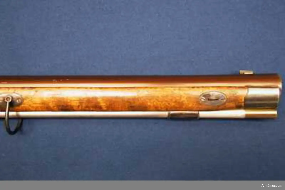 Kal. 19 mm. Studsare med slaglås. Pipans längd (med patentsvansskruven) 83 cm. Antal räfflor: 8 st. Räffelstigning: 3/4 varv på piplängden.
Med undantag av att pipan med svansjärnet äro brungjorda och att patensvansskruven är gråhärdad överenstämmer vapnet helt med studsaren m/1840, AM 24817. Baktill på pipans översida står krönt C (Carl Gustafs stads gevärsfaktori). På vänstra sidan är numret 3 och på undersidan är P, NMW, CGW, 2, och 1841 inslaget. 
Låset är gråhärdat. På låsbleckets utsida står krönt C och numret 3, på insidan IF, W och 1841. På låsets alla skruvar är siffran 3 inslagen. På stockens vänstra sida bakom sidblecket står 1841 och siffran 3.  
På sidbleckets insida står IF, på bakplåtens spets, på korsskruvens och på låsskruvarnas huvud är siffran 3 inslagen.

Tillverkningsnummer 3