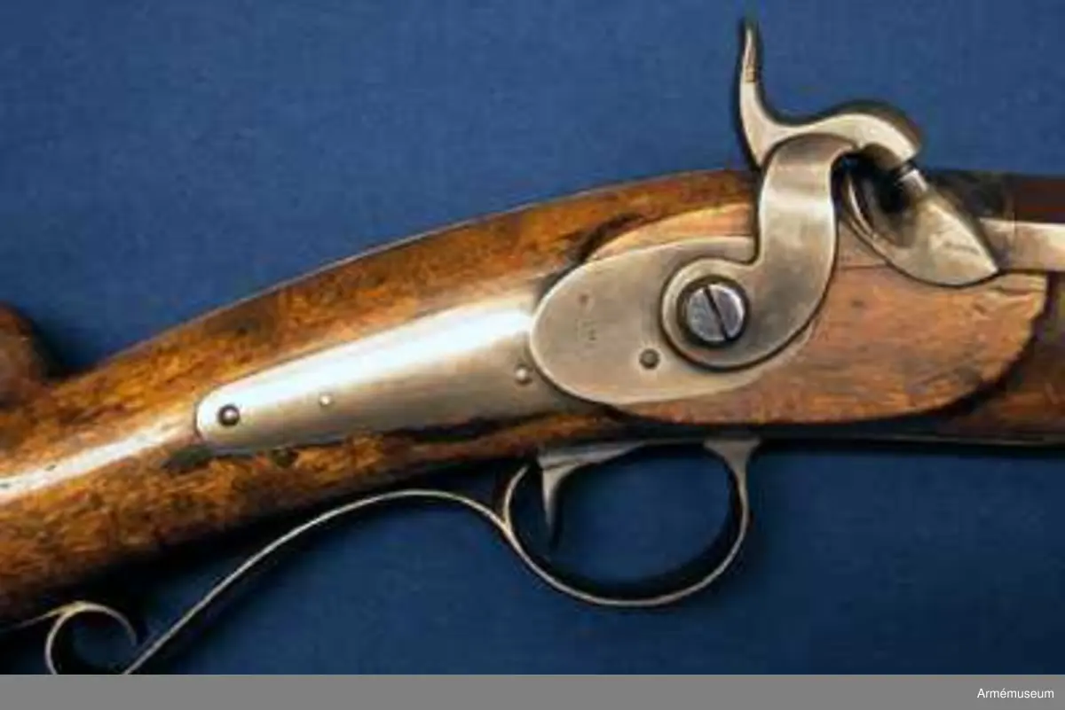 Kal. 19 mm. Studsare med slaglås. Pipans längd (med patentsvansskruven) 83 cm. Antal räfflor: 8 st. Räffelstigning: 3/4 varv på piplängden.
Med undantag av att pipan med svansjärnet äro brungjorda och att patensvansskruven är gråhärdad överenstämmer vapnet helt med studsaren m/1840, AM 24817. Baktill på pipans översida står krönt C (Carl Gustafs stads gevärsfaktori). På vänstra sidan är numret 3 och på undersidan är P, NMW, CGW, 2, och 1841 inslaget. 
Låset är gråhärdat. På låsbleckets utsida står krönt C och numret 3, på insidan IF, W och 1841. På låsets alla skruvar är siffran 3 inslagen. På stockens vänstra sida bakom sidblecket står 1841 och siffran 3.  
På sidbleckets insida står IF, på bakplåtens spets, på korsskruvens och på låsskruvarnas huvud är siffran 3 inslagen.

Tillverkningsnummer 3