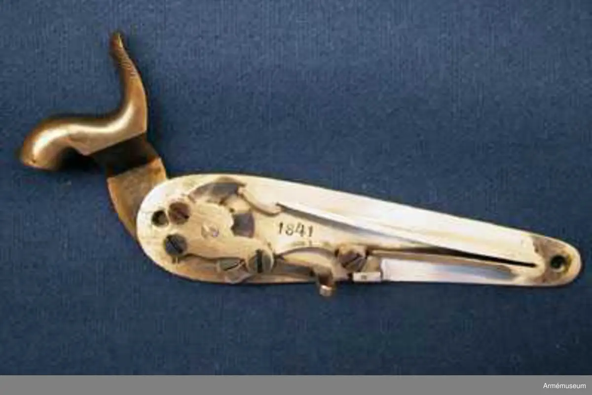 Kal. 19 mm. Studsare med slaglås. Pipans längd (med patentsvansskruven) 83 cm. Antal räfflor: 8 st. Räffelstigning: 3/4 varv på piplängden.
Med undantag av att pipan med svansjärnet äro brungjorda och att patensvansskruven är gråhärdad överenstämmer vapnet helt med studsaren m/1840, AM 24817. Baktill på pipans översida står krönt C (Carl Gustafs stads gevärsfaktori). På vänstra sidan är numret 3 och på undersidan är P, NMW, CGW, 2, och 1841 inslaget. 
Låset är gråhärdat. På låsbleckets utsida står krönt C och numret 3, på insidan IF, W och 1841. På låsets alla skruvar är siffran 3 inslagen. På stockens vänstra sida bakom sidblecket står 1841 och siffran 3.  
På sidbleckets insida står IF, på bakplåtens spets, på korsskruvens och på låsskruvarnas huvud är siffran 3 inslagen.

Tillverkningsnummer 3