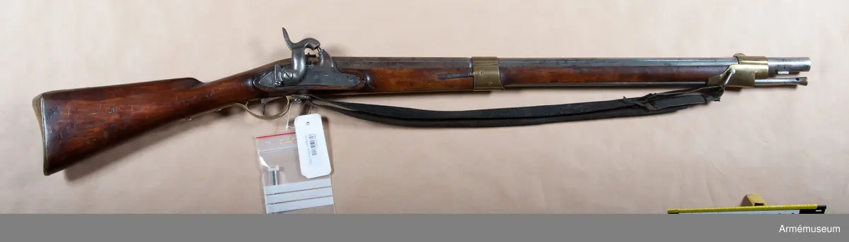 Flintlåset ändrat till slaglås. Låset tillverkat i Norrtälje.