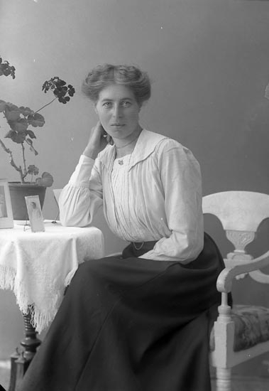 Enligt fotografens journal nr 4 1918-1922: "Larsson, Hulda Kalekärr Kollekärr".