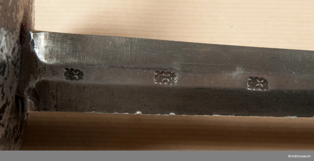 Klingan har på var sida tre stämplar och upptill på kvartsidan dessutom P-stämpel. Fästet är svärtat. Kavellindningen är av mässingstråd. Tumbygel saknas.
Värjan är ursprungligen en infanterivärja m/1685, som förkortats och vars tumbygel borttagits.