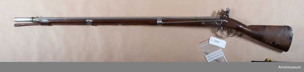 Musköt med flintlås.
Nominalkaliber 20,04 mm. Verklig kaliber 19,9 mm.

Frånsett karbinstången överenstämmer vapnet helt och hållet med infanterimusköten m/1716 (AM 4089). 

Kammarstyclet är 29,5 cm långt. Framtill är det på en längd av 4 cm, 16-kantigt, men baktill är det åttkantigt. Längst fram avslutas det av två insvarvade och en upphöjd rand. Det långa fältet är runt. En skarpkantig, kraftig pipring går kring pipan 9,3 cm bakom mynningen. Till höger genombrytes pipringens av ett 1,1 cm brett spår och nedtill på vänstra sidan har den en klack. Ett fyrkantigt, kraftigt järnkorn sitter 11,8 cm bakom mynningen och längs fram på svansskruvsstjärten sitter ett lågt ståndsikte. Kammarstycket har på översidan en stämpel med ett monogram I K samt dessutom en kronstämpel. På vänstra sidan finns en stämpel med ett monogram av I F. På undersidan sitter Jönköpings ring och en stämpel med R B. Korsskruven år nedifrån. 

Låset har varhake och kullrigt bleck, som baktill utlöper i en spets. Hanhalsen är baktill kullrig och läppskruvsöglan har en diameter 1,5 cm. Fängpannan har fals och lång stjärt, genom vilken hålet för den bakre låsskruven går. Pannskruven går utifrån. Eldtålsfjäderns bukt går bakom hålet för den främre låsskruven och skruven för denna fjäder är isatt utifrån. På låsbleckets utsida finns en stämpel med ett monogram av bokstäverna IBM och en med bokstaven I i skrivstil.

Stocken är brun och har kräva. Framstocken slutar 9,3 cm bakom pipmynningen. Kolvryggen är plan, men den plans ytan är mindre än på de äldre kolvarna varjämte holven här är längre. Baktill på kolvens högra sida är inslaset bokstaven D, siffran 2 och numret 94. På stocken till vänster om varbygelns främre arm finns ett stockmakaremärke, P L i monogram. På kolvens vänstra sida sitter flera svarta lacksigill med ett adligt vapen. Dessa sigill har fasthållit ett nu förkommet papper. 

Järnplåtsbeslagen består av bakplåt, som fasthålles med stift, förstärkningsskena i kolvhalsen, vilken skena framtill går under svansskruvsstjärten och fasthålles av korsskruven, men baktill är den fäst med en nedifrån kommande skruv, men baktill av en träskruv, och vars korta främre arn, som längst fram är utbildad till en ögla, fasthålles av korsskruven, långt avtryckarebleck, platt S-formigt sidbleck, ett 2,3 cm. brett band, som går kring pipa och framstock 30,3 cm. framför pipans bakände, en slät mellanrörka, ett 2,8 cm brett band, som går kring framstockens undre del 38,7 cm bakom pipmynningen och vars kanter är invikta i piprännan, ett 2,9 cm brett krävbeslag och ett 3,1 cm. brett näsbleck. Det förstnämnda bandet har nedtill på vänstra sidan en liten urtagningför karbinstångens främre fot och det andra bandet tjänstgör även som främre mellanrörka. Den nedre rembygeln är fäst vid varbygelns ögla, med den U-formade främre fasthålles av en skruv, som går genom det andra bandet och genom framstocken.

Dessutom finns karbinstång, vars fria del är 30 cm lång. Karbinstångens bakre arm har en längd av 5 cm., är platt med bräckte kanter och svagt bågböjd samt fasthålles framtill av den bakre låsskruven, baktill av en från höger, från utskärningen för låset, kommande skruv. Den främre foten sitter under det kring pipan och framstocken gående bandet och fasthålles av en från höger kommande skruv, som går genom bandet och framstocken. På stången löper en ring med yttre diameter av 3,4 cm.

Laddstocken är av trä och har på smaländen ett 5,3 cm långt, med ett gängat hål för kratsen försett järnbeslag.