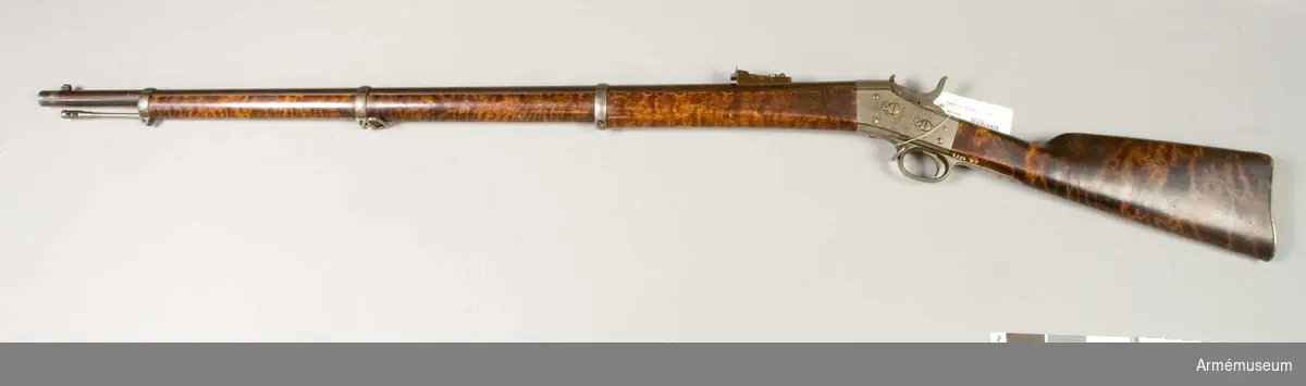 Grupp E II.
1867 års gevär m/1868. Antal räfflor 6 st, räffelstigning 1 varv på 104,7 cm. Loppets rel. längd 78 kal. Kulans vikt 24 g. Krutladdningens vikt 4,25 g. Utgånghastighet 395 m/sek.

Pipan är brungjord och rund, men har baktill på var sida en platt. En hög, fyrkantig kornklack, vilken även tjänstgör som bajonettklack åt stickbajonetten, sitter 2,4 cm bakom mynningen. I klackens översida är foten på det i sidled rörliga stålkornet inlaxad. På pipans högra sida 8,1 cm bakom mynningen finns en 3,1 cm lång, 0,6 cm bred och 0,4 cm hög klack. Längst bak på densamma yttersidan sitter ett 1,4 cm långt, 1,1 cm brett och 0,3 cm tjockt, utskjutande parti, som tillsamman med klacken bildar en för sabelbajonett avsedd för bajonettklack.

Ramtrappsiktet är blånat och sitter uppå en  6,7 cm framför främre lådkanten med tenn fastlödd fot. Siktfoten har tre trappstegsformiga avsatser. I bottnen på siktfoten finns siktfjädern, som längst fram fasthålles av en skruv. Baktill har siktfoten på var sida ett uppstående "öra" , som har hål för siktarmens axel. Ramen är rörlig kring denna axel och verkar siktfjädern på ramens ände ung. som fjädern i en fällkniv på knivbladets bakre ände. Framtill har siktrammens ett inlaxat och med en skruv fäst huvud, som å över- eller baksidan 0,8 cm bakom framänden har en uppstående siktbalk. Denna senare skulle på sin övre kant ha en siktskåra, men dessutom genombrytes siktbalken längre ned av ett halvmånformigt hål, vars raka nedre kant ävenledes borde vara försett med siktskåra. Ramen har en löpare av stål, vilken borde vara försedd med siktskåra. Löparen kan skjutas fram och tillbaka på ramen. Siktskårorna är varken på sikthuvudets balk eller på löparens uppskurna. När ramen är nedfälld och löparen fullt tillbakaskjuten, svarar siktskåran i sikthuvudets halvmånformiga hål mot 400 fot (119 m) och skåran på balkens överkant mot 800 fot (238 m). De tre "trappstegen" är avsedda för resp. 1 000 fot (297 m). 1 200 fot (356 m) och 1 400 fot (416 m), för vilka avstånd gradering finns å fotens bägge sidor. Ramen saknar å detta gevär gradering, men skulle egentligen ha delningsstreck för avstånd mellan 1 600 och 2 000 fot, resp. 475 och 594 m. För längre avstånd vore  gevär av denna modell ursprungligen icke skottställda.

På pipans undersida 13 cm framför lådans främre kant sitter en 1,15 cm bred, 0,6 hög och längst ned 0,5 cm tjock, upptill litet tjockare än rekylklack, vilken skulle förhindra att framstocken gled framåt vid skottlossningen. På pipans översida längst bak finns ett krönt C samt på den vänstra plattan siffran 3. Baktill är pipan inskruvad i "pipmuttern" eller "låsmuttern" på en av stål förfärdigad låda. Pipmuttern är här 3,675 cm lång samt upptill vid vardera änden snett avfräst på längd av 0,15 cm. I det fyrkantiga mellanrum mellan lådans sidostycken, pipmuttern och underbeslaget sitter en nedifrån insatt, med skåra försedd kraftig tapp, vilken sistnämnda har ett horisonalt och gängat hål. Uti denna "läskstångsmutter" skulle bakänden på läskstången inskruvas. 

Mekanismen är av Remingtons system. (Beskrivning, se "Lärobok om eldhandvapen till begagnade vid arméns skjutskola för officerare", Stockholm 1876-77, del II, sid. 84.) Den överensstämmer helt med mekanismen å 1860-67 års gevär (AM 4546). I vardera överkanten på lådans sidostycken finns alldeles bakom pipmuttern en gaskanal, genom vilken gaserna skulle utgå i den händelse att patronhylsan sprack. Slutstycket är inrättat för kantantändning samt är detsammas handtag, "slutstycksgrenen", på denna modell rätt tunn och uppåt lite bakåtböjd. Krusningen på framsidan går in på grenens överkant och avslutas där av tvärgående rand. Hanens slagarm, liksom tumgreppsgrenen, är 1,1 cm tvärsöver Tumgreppet är på framsidan krusat. Hanens baksida är mellan tumgreppet och hanens nedre del ej så starkt insvängd som på 1867 års gevär m/1867.