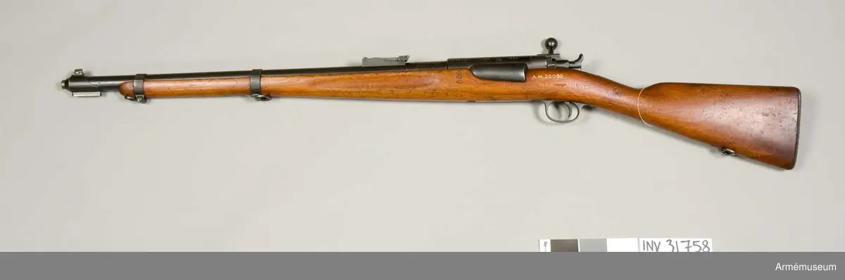 Grupp E II.
På lådans V sida står "M.89". Under kunglig krona "H R 1929". Nedanför, på stocken, under kunglig krona "HV 40".