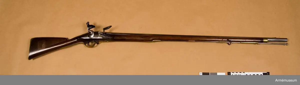 Låset märkt med "BARKER" och kunglig krona. Relativ längd: 51,4 kaliber.