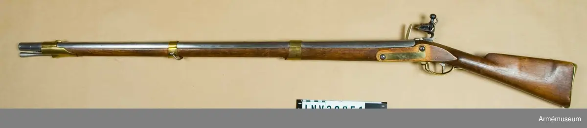 Gevär. Rep.modell 1815. Preussiskt lås med muskötkaliber. På låsblecket otydliga stämplar.