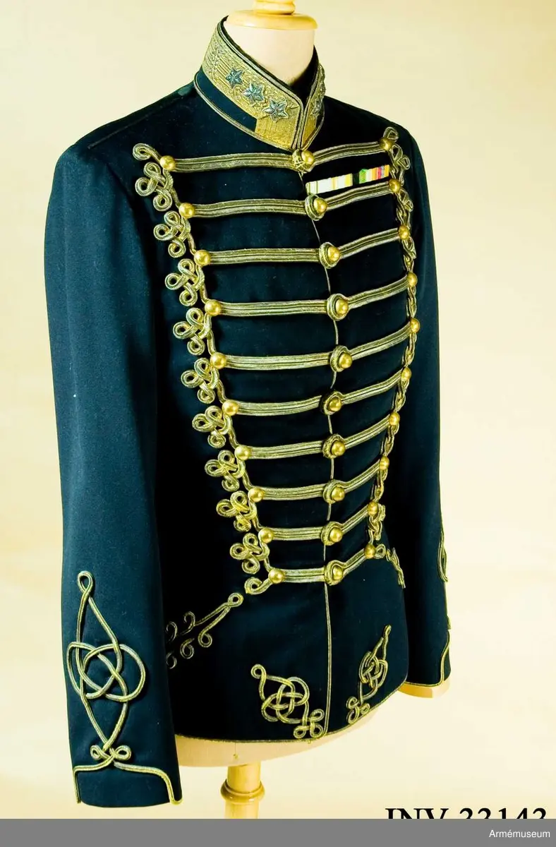 Grupp C I.
Ur uniform m/1895 för general vid Kronprinsens husarregemente. Livplagg m/1895. Består av dolma, ridbyxor, stövlar, sporrar, remmar.
Dolma enligt go 10/4 1895, Kronprinsens husarer.