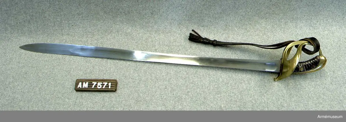 Stålklinga med ässingsfäste och läderklädd kavel.