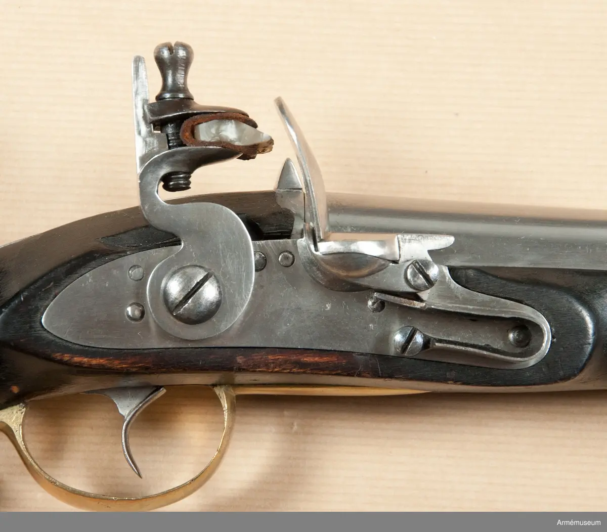 Flankörpistol m/1807 av Helvigs konstruktion, med flintlås. Kaliber: nominal 16 mm, verklig 16,55 mm. PIPAN är rund. Svansskruven har baktill en hake, som är inpassad i ett hål på det vid stocken fästa svansjärnet. Ett båtformigt mässingskorn sitter 4,1 cm bakom mynningen. På svansjärnet sitter ett högt ståndsikte. Svanskruvsjänet fasthålles av en uppifrån isatt korsskruv. På pipans översidan monogram av I T samt G B och en otydlig stämpel. På vänstra sidan numret 46 och på undersidan ett R. Loppet är slätborrat.

LÅSET har platt bleck, fängpannearm och eldskärm. Studeln har en egendomlig, kantig form. Slag- och eldstålsfjädrarna är så krökta att den främre låsskruven går inom deras bukter. På bleckets insida monogram av I M.

STOCK av björk och svart. På V sidan bakom sidblecket inslaget nummer 46 och årtalet 1811. Till V om varbygelns främre arm står nummer 29.

BESLAG av mässing. Kolvkappan har rätt korta, avrundade flikar och är hoptryckt från sidorna. Den fasthålles av en skruv i centrum. Varbygelns bakre arm går ned till kolvkappan och fasthålles av en skruv. Den korta främre varbygelsarmen har docka. Sidblecket är platt och böjt i rät vinkel. Pipan fasthålles av två band, vilka kvarhållas av stift. Näsbandet är ganska långt, litet utskuret för kornet och har nedtill en kort, bakåtgående spets. Det nedre bandet har en kort, framåtriktad spets. På sidbleckets utsida numret 46, G.S, PLB, otydlig kronstämpel och en stämpel med tre bokstäver, av vilka den första är oläslig och de två andra P S. På insidan siffran 5. På kolvkappans vänsta flik en understruken tvåa och under detta "21".Pistolen har "anslagsjärn" (se AM 34897) och är sålunda avsedd för löskolv.

Ett par pistoler m/1807 bestå av en blänkare- eller flankörpistol, lika den ovan beskrivna, samt en studsarepistol (se AM 34897). Till varje pistolpar hörde en löskolv, även kallad "löst anslag" och en lös järnladdstock. Löskolven och laddstocken passa till bägge pistolerna.