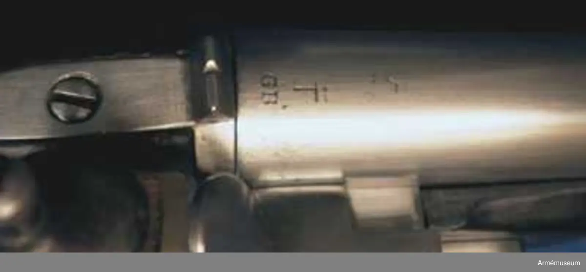 Flankörpistol m/1807 av Helvigs konstruktion, med flintlås. Kaliber: nominal 16 mm, verklig 16,55 mm. PIPAN är rund. Svansskruven har baktill en hake, som är inpassad i ett hål på det vid stocken fästa svansjärnet. Ett båtformigt mässingskorn sitter 4,1 cm bakom mynningen. På svansjärnet sitter ett högt ståndsikte. Svanskruvsjänet fasthålles av en uppifrån isatt korsskruv. På pipans översidan monogram av I T samt G B och en otydlig stämpel. På vänstra sidan numret 46 och på undersidan ett R. Loppet är slätborrat.

LÅSET har platt bleck, fängpannearm och eldskärm. Studeln har en egendomlig, kantig form. Slag- och eldstålsfjädrarna är så krökta att den främre låsskruven går inom deras bukter. På bleckets insida monogram av I M.

STOCK av björk och svart. På V sidan bakom sidblecket inslaget nummer 46 och årtalet 1811. Till V om varbygelns främre arm står nummer 29.

BESLAG av mässing. Kolvkappan har rätt korta, avrundade flikar och är hoptryckt från sidorna. Den fasthålles av en skruv i centrum. Varbygelns bakre arm går ned till kolvkappan och fasthålles av en skruv. Den korta främre varbygelsarmen har docka. Sidblecket är platt och böjt i rät vinkel. Pipan fasthålles av två band, vilka kvarhållas av stift. Näsbandet är ganska långt, litet utskuret för kornet och har nedtill en kort, bakåtgående spets. Det nedre bandet har en kort, framåtriktad spets. På sidbleckets utsida numret 46, G.S, PLB, otydlig kronstämpel och en stämpel med tre bokstäver, av vilka den första är oläslig och de två andra P S. På insidan siffran 5. På kolvkappans vänsta flik en understruken tvåa och under detta "21".Pistolen har "anslagsjärn" (se AM 34897) och är sålunda avsedd för löskolv.

Ett par pistoler m/1807 bestå av en blänkare- eller flankörpistol, lika den ovan beskrivna, samt en studsarepistol (se AM 34897). Till varje pistolpar hörde en löskolv, även kallad "löst anslag" och en lös järnladdstock. Löskolven och laddstocken passa till bägge pistolerna.