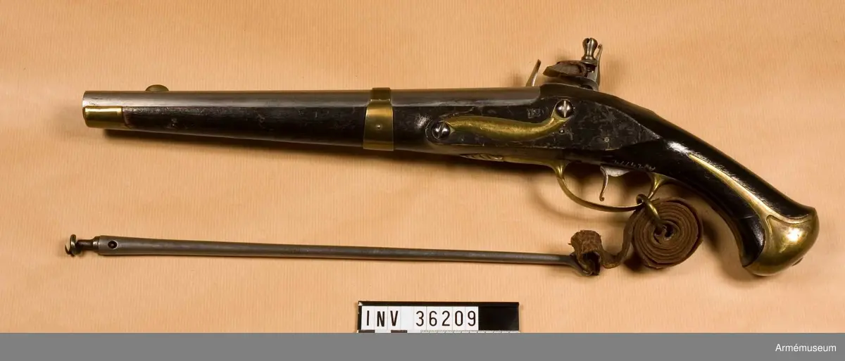 Projekt till räfflad pistol med tillhörande laddstock, krats och laddstocksrem. 
Loppet har 8 refflor. Beslag av mässing. På stockens V sida ovanför sidblecket är numret 12 inslaget.