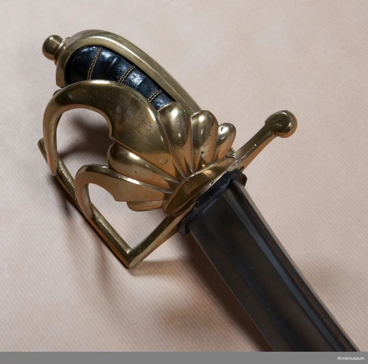 Sabel m/1759 för beridna jägare. Ursprunglig totallängd: 1040 mm. Ursprunglig klinglängd: 900 mm. Klingbredd upptill: 36 mm. Klingan är nu avbruten. 

Närmast ryggen har klingan en blodrand, men sedan är den skålslipad. 

Fästet är av mässing. Kaveln är klädd med svart läder och kring den går en bred spiralräffla 5 varv. I räffan befinner sig 2 mässingstrådar, båda är hoppsnodda av två parter, men den ena tråden är höger-, den andra västersnodd. Baktill har kaveln ryggbeslag, som framtill övergår i en låg kappa, vilket är försedd med en rätt stor nitknapp. 
Parerstången är rak och slutar baktill i en bredare knapp, på vars yttersida numret 21 är inslagen. Parerstången har liksom den från dess främre ända i rät vinkel utgående handbygeln åttkantigt tvärsnitt. På yttersidan finns en avlång, uppvikt parerplåt, vars kant är försedd med 5 st avrundade uddar. På utsidan har denna parerplåt 6 st räfflor, som gå ut i solfjäders form och som giva parerplåten ett musselliknande utseende. Från parerplåtens överkant gå 2 st S-formigt krökta spänger till handbygeln. På innersidan utgörs skyddet av en tumbygel, som nedtill är bredare och som där på utsidan pryds av 4 räfflor och vars kant slutar i 4 uddar. Arbetet påminner mycket om det på hirschfängare 1932:5094 och 1932:5138.