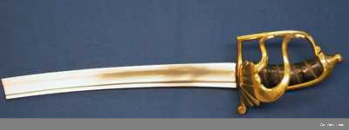 Sabel m/1759 för beridna jägare. Ursprunglig totallängd: 1040 mm. Ursprunglig klinglängd: 900 mm. Klingbredd upptill: 36 mm. Klingan är nu avbruten. 

Närmast ryggen har klingan en blodrand, men sedan är den skålslipad. 

Fästet är av mässing. Kaveln är klädd med svart läder och kring den går en bred spiralräffla 5 varv. I räffan befinner sig 2 mässingstrådar, båda är hoppsnodda av två parter, men den ena tråden är höger-, den andra västersnodd. Baktill har kaveln ryggbeslag, som framtill övergår i en låg kappa, vilket är försedd med en rätt stor nitknapp. 
Parerstången är rak och slutar baktill i en bredare knapp, på vars yttersida numret 21 är inslagen. Parerstången har liksom den från dess främre ända i rät vinkel utgående handbygeln åttkantigt tvärsnitt. På yttersidan finns en avlång, uppvikt parerplåt, vars kant är försedd med 5 st avrundade uddar. På utsidan har denna parerplåt 6 st räfflor, som gå ut i solfjäders form och som giva parerplåten ett musselliknande utseende. Från parerplåtens överkant gå 2 st S-formigt krökta spänger till handbygeln. På innersidan utgörs skyddet av en tumbygel, som nedtill är bredare och som där på utsidan pryds av 4 räfflor och vars kant slutar i 4 uddar. Arbetet påminner mycket om det på hirschfängare 1932:5094 och 1932:5138.