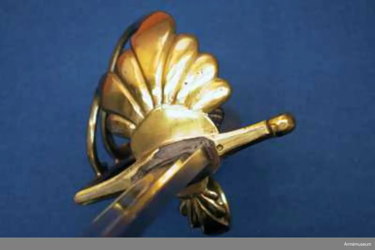 Sabel m/1759 för beridna jägare. Ursprunglig totallängd: 1040 mm. Ursprunglig klinglängd: 900 mm. Klingbredd upptill: 36 mm. Klingan är nu avbruten. 

Närmast ryggen har klingan en blodrand, men sedan är den skålslipad. 

Fästet är av mässing. Kaveln är klädd med svart läder och kring den går en bred spiralräffla 5 varv. I räffan befinner sig 2 mässingstrådar, båda är hoppsnodda av två parter, men den ena tråden är höger-, den andra västersnodd. Baktill har kaveln ryggbeslag, som framtill övergår i en låg kappa, vilket är försedd med en rätt stor nitknapp. 
Parerstången är rak och slutar baktill i en bredare knapp, på vars yttersida numret 21 är inslagen. Parerstången har liksom den från dess främre ända i rät vinkel utgående handbygeln åttkantigt tvärsnitt. På yttersidan finns en avlång, uppvikt parerplåt, vars kant är försedd med 5 st avrundade uddar. På utsidan har denna parerplåt 6 st räfflor, som gå ut i solfjäders form och som giva parerplåten ett musselliknande utseende. Från parerplåtens överkant gå 2 st S-formigt krökta spänger till handbygeln. På innersidan utgörs skyddet av en tumbygel, som nedtill är bredare och som där på utsidan pryds av 4 räfflor och vars kant slutar i 4 uddar. Arbetet påminner mycket om det på hirschfängare 1932:5094 och 1932:5138.