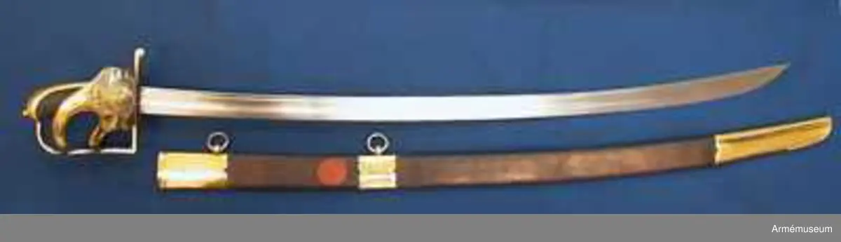 Klingbredd upptill 33 mm. Klingan är krökt och eneggad. Längs ryggen har den en blodrand och framför den en grund skålslipning. Blodranden slutar ungefär 28 cm ovanför udden till blodrandens slut är klingan slipad med egg även å ryggsidan. Fästet är av förgylld mässing. Kaveln är klädd med svärtat fiskskinn, och kring den går en spiralräffla 15 varv. Kaveln har baktill ryggbeslag, som upptill övergår i en låg kappa, vilken pryds med kraftigt ciselerat ornament i form av en stiliserad lagerkrans, vilken omger den lilla fasonerade nitknappen. Parerstången är rak samt har fyrsidigt tvärsnitt. Baktill avslutas den av en nedböjd knapp, vars kanter är ornerade med ciselerade spiraler. På parerstångens övre sida är siffran 3 inslagen. Från parerstångens främre ände utgår handbygeln i rät vinkel. Handbygeln har fyrsidigt tvärsnitt blir bredast framför kappans främre kant. På yttersidan finns en stor uppböjd parerplåt, på vilken finns en krönt oval sköld med tre kronor. Skölden omgives av stiliserade palm- eller lagerkvistar, allt i sicilerat arbete. Från parerplåtens övre spets går en spång, som är böjd i S-form. till handbygeln, som den träffar vid dess övre krök. På andra sidan om föreningspunkten förlängs spången av en liten avrundad utåtböjd flik. En annan liknande spång går fråm parerplåtens främre kant till handbygelns mitt. På innersidan finns en liknande men mindre parerplåt, från vars spets en S-formig spång går till handbygeln, vilken den träffar mitt emellan de ställen, där de båda ytterspängerna förenas med denna bygel. Ryggbeslaget, kappan, handbygelns främre sida, parerplåtarna och alla spänger har längs kanterna en ingraverad rand. På innersidan finns en tumrem, vars ena ände fasthålls av 6 varv av den kring kaveln gående silvertråden och vars ände är instucken mellan kaveln och parerplåten samt är försedd med ett hål, genom vilket tången går.