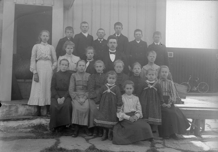 Enligt fotografens journal nr 1 1904-1908: "Folkskolebarnen i Jörlanda andra afdelning".