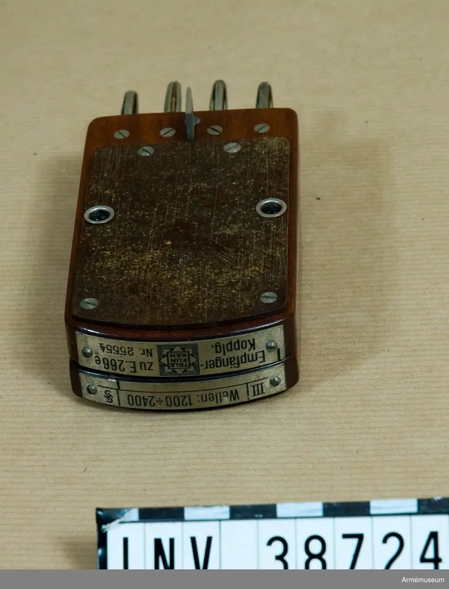 Grupp H II.

Samhörande nr AM.038720-AM.038733.
Tolv stycken spolar och en kondensatorstabell i låda.