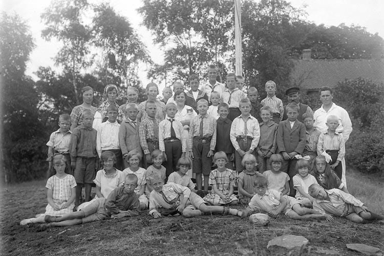 Enligt fotografens journal nr 5 1923-1929; "Barnkolonien i Uppegård".
Enligt fotografens notering: "Barnkolonien Uppegård, magister Tillman".