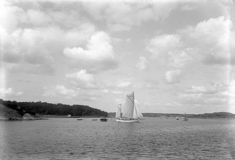 Enligt fotografens journal nr 6 1930-1943: "Holm, Direktör Stenungsön".
Enligt fotografens notering: "Direktör Holms segelbåt i sundet".