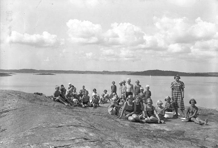 Enligt fotografens journal nr 6 1930-1943: "Dispensärens kolonihem Stenungsund".