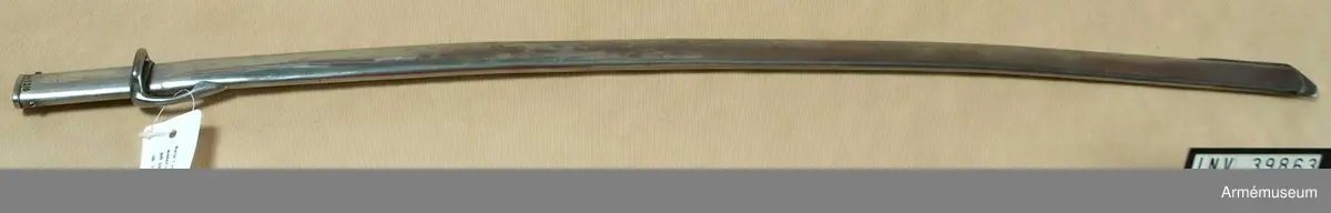 Grupp D II.
Så kallad tillåten modell.
Av förnicklat järn. Bärinrättning av samma slag som på kavallerisabel m/1893.