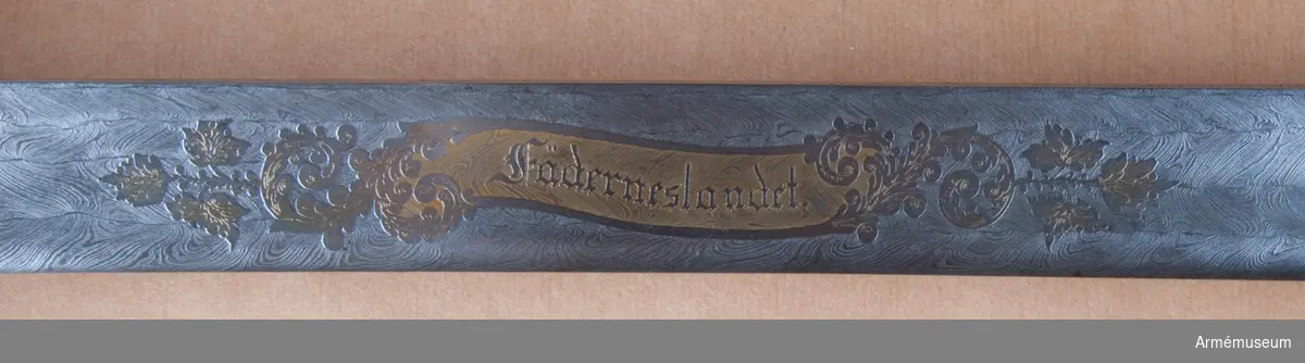 Grupp D II
Klingan, bredd upptill: 36 mm, är damaskerad och har samma form som på officersabel m/1852, d.v.s. klingans största bredd ligger en bit, i detta fall ungefär 22 cm ovanför udden. Till större delen av sin längd är klingan eneggad och svagt skålslipad, men där den har sin största  bredd får den ryggar och blir tveeggad. På yttersidan finns inskriften "Fäderneslandet", svenska riksvapnet och nordstjärnan i strålglans, men på inersidan inskriften "Konungen", allt i etsat och förgyllt arbete. Inskrifterna är som vanligt omgivna av ornamentsramar. Längst upp på insidan står "JOH, SVENGREN, ESKILSTUNA". Fästet är av kraftigt förgylld mässing. Kaveln är klädd med svärtat fickskinn och genom den gå tre nitar med förgylld huvud. På kavelns yttersida sitter Karl XI:s krönta namnchiffer i silver. Baktill har kaveln kannelerat ryggbeslag, som upptill övergår i en i form av ett lejonhuvud ciselerad kappa. Kring nedersta delen av kaveln och ryggbeslaget går ett med ciselerade ekblad pyrtt, omkring 12 mm. brett ringliknande beslag.Parerplåten är ovanligt stor, överallt genombruten och på nedre, men ej på övre sidan ciselerad. På yttersidan består orneringen av bladormament och en krönt, tudelad sköld med tre kronor i övre fältet och lejonet över tre strömmar i det nedre. Skölden har två lejon till sköldbärare. På innersidan finnes blad-  och blomormanent och en trofé, allt i kraftigt ciselerat arbete.Parerstång finnes endast baktill. Den är kort, bred, på mitten genombruten av ett ovalt hål, blir framåt mycket bred och är där översidan  ciselerad i form av ett treflikigt blad och på under- sidan enkelt ornerad med ciselering. Baktill är parerstången nedhöjd och så att säga sammanrullad till en bred, Cylindrikt, på sidorna med spiralornament prydd knapp. Knappens undre och främre sida är enkelt ornerade. Handbygeln är vid klingan rätt smal och bildar en sorts spång, som skiljer parerplåtens båda hälfter åt. Parerplåten slutar först ungefär på handbygelns mitt.Därefter har handbygeln rektangulärt tvärsnitt, är enkelt ornerad och genombrytes upptill av ett avlångt hål. Handbygeln går in i kappan i lejonhuvudets mun.