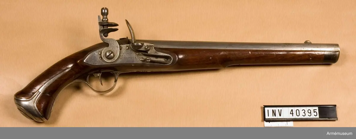 Grupp E III c.
På pipornas översida i förgylld text "v: Cardell". Låsblecken signerade "Malherbe fbt d'armes à Liège". Beslag av järn. Pipa med räfflat lopp. Tillh Cardell.