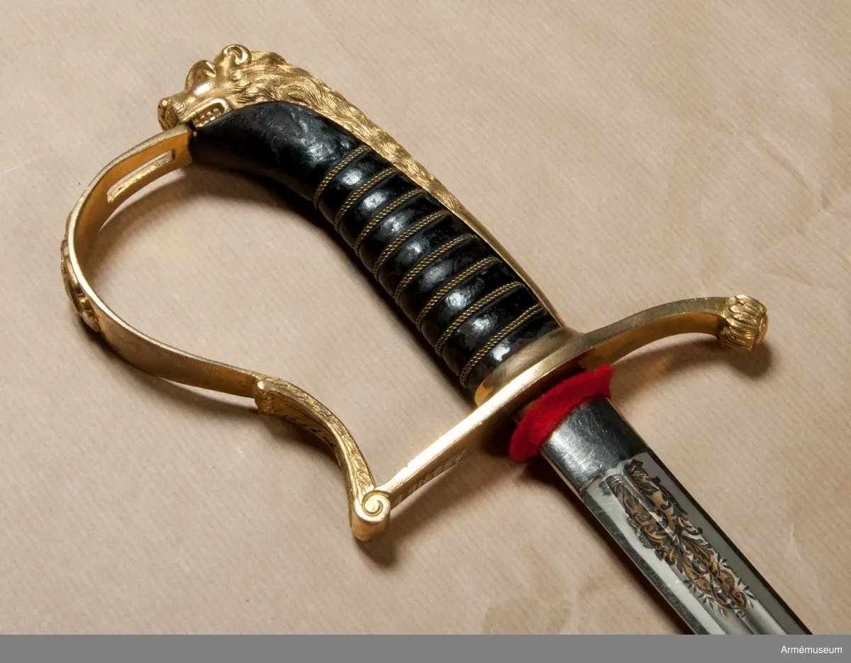Klingbredd upptill 222 mm. Sabeln är fullkomligt AM 39928 men klingan är kortare. Den officiella längden på klingor m/1899 är 80 cm. Vid vapnet är fästat en fastställningslapp.