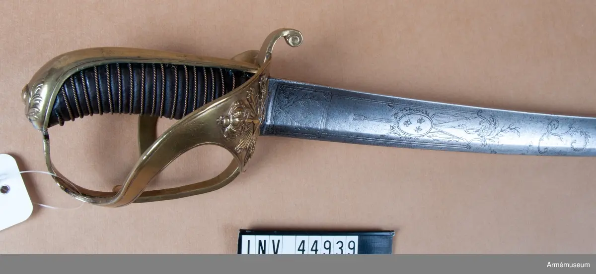 Sabel med förgyllt fäste, klinga med dekor i form av franska liljor.