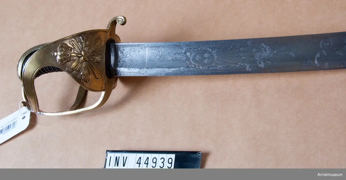 Sabel med förgyllt fäste, klinga med dekor i form av franska liljor.