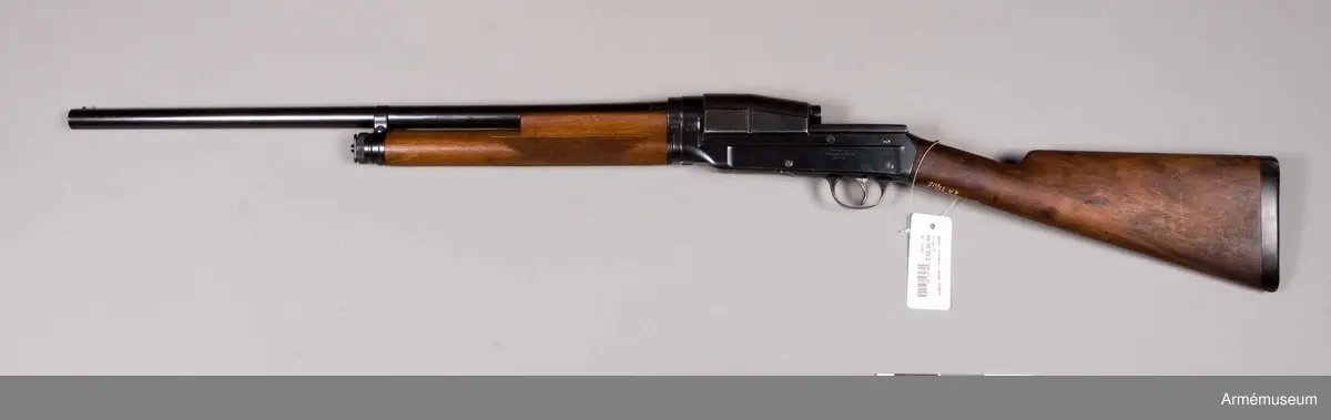 Grupp E IV e.
Automatiskt hagelgevär enligt Sjögrens system. Kaliber 12. Tillverkningsnummer 319 (4038 mekanism).
Pipan märkt: S med en "  krona"  cyl 319.Patent.