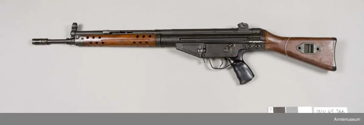 Grupp E IV.
Tysk tillverkning. Ursprungligen spansk modell 1958. System  Cemte. Konstruktion av tyske ingenjören E Vorgrimmler, då kamrad för patroner med kal. 7,92 mm scort, senare 7,62 mm ammunition av natotyp.
Detta ex. är kamrad för svenska 6,5 mm. ammunition och  har provats vid de svenska försöken 1960-64. Handskydd av trä. Hel- och halvautomatisk eldgivning.