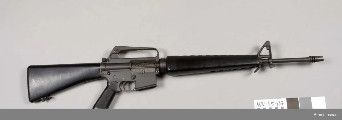Grupp E IV.
Automatkarbin model Colt AR-15 SP1. USA. Kal 223. Pipans längd (inkl mynningsbrom) 54 cm. Tillverkningsnummer 13066.